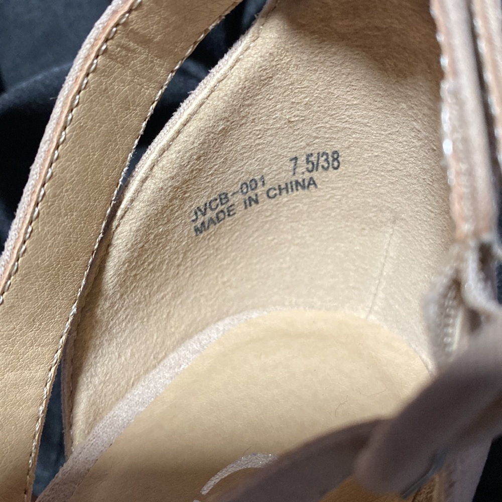 CL by Laundry Sandals. Nude Size 7 1/2 - Picture 9 of 9